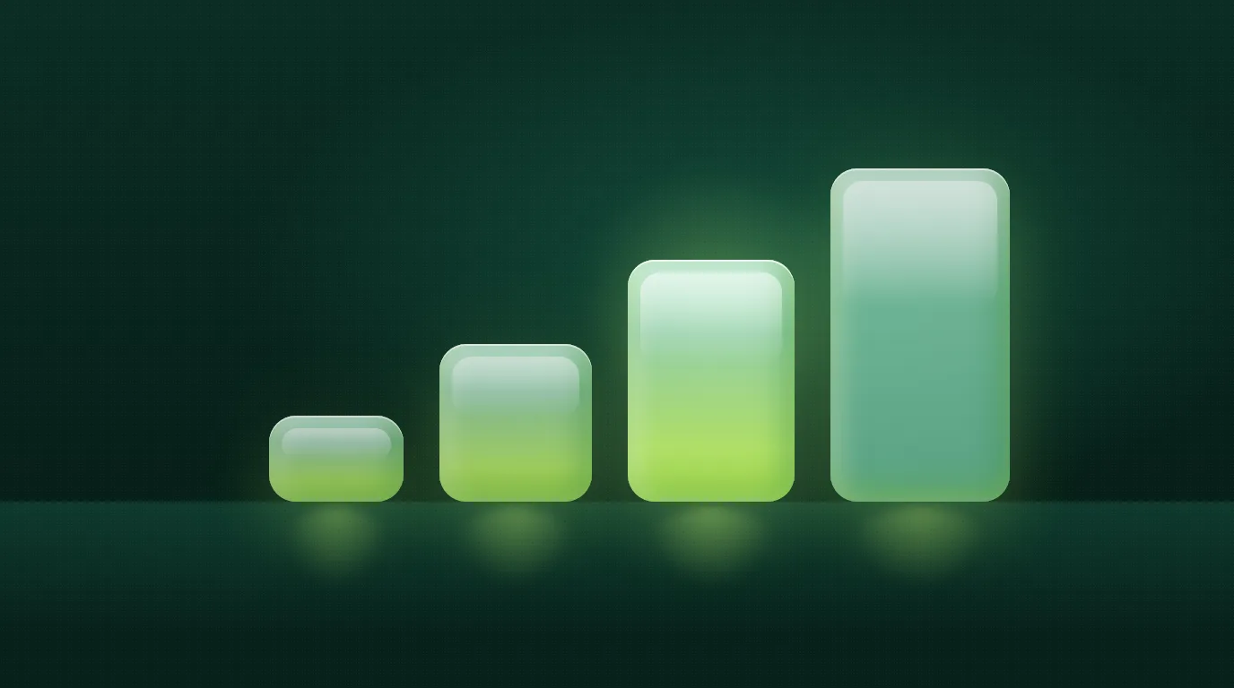 Quatre blocs de verre dépoli vert lime de taille croissante posés sur un fond vert sapin, illustration des quatre modèles de Claude, de Haiku à Fable