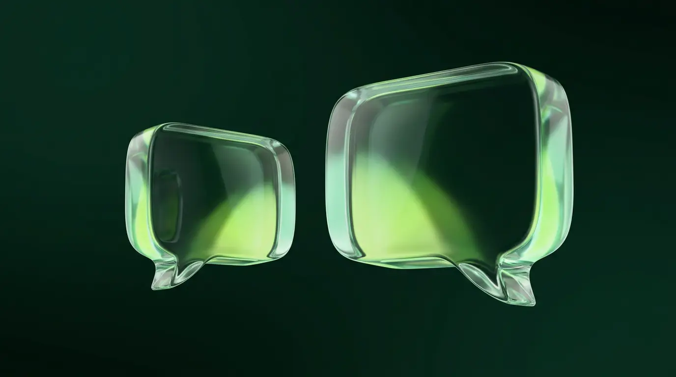 Deux bulles de dialogue en verre translucide face à face, l'une petite et l'autre grande, illustration abstraite du poids du contexte